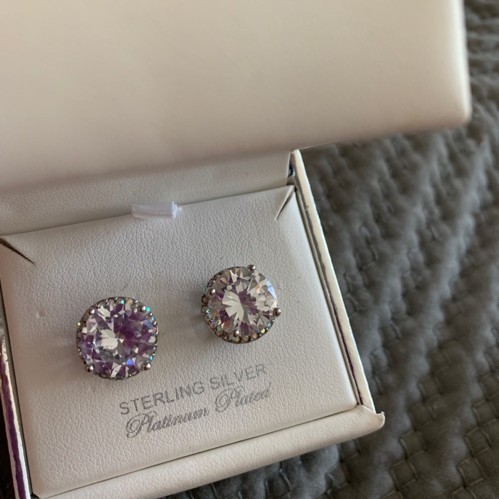 Iridescent studs